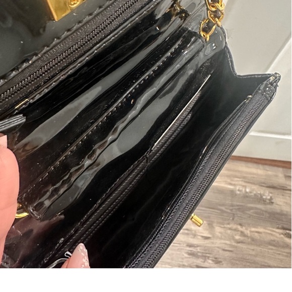 Boutique purchase 🍒 Quilted Crossbody Black Leather Gold Chain Strap hardware - Picture 6 of 7